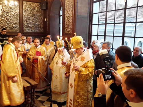 Вільнюс:  за мир в Україні, Франції і в усьому світі молились біля  ікони Богородиці Остробрамської